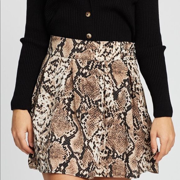 Missguided NWT Brown Tan Snake Print Pleated Mini Skirt size 2 - Picture 4 of 16